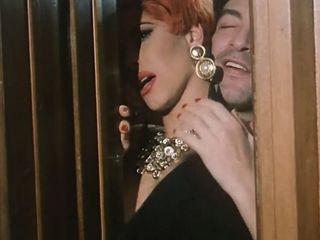 Zwei geile Schlampen teilen sich einen Schwanz