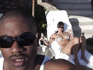 Junge amerikanische Schlampe mit prallem Arsch nackt im Urlaub