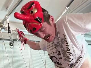 Er schaut seine asiatische Frau beim Sex mit einem anderen zu