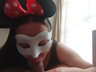 Unrasiertes Hausmädchen bekommt guten Blowjob von Boss