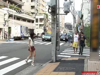 Schlanke Asiatin in Minirock fickt mit zwei Männern gleichzeitig