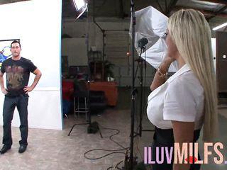 Vollbusige Milf hat harten Sex mit Facial