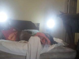 Schwarze Milf mit dickem Arsch macht die Beine breit