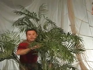 Sie spielt gerne mit mehreren Schwänzen gleichzeitig