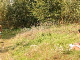 2 heiße Teenager mit dicken Titten ficken im Freien