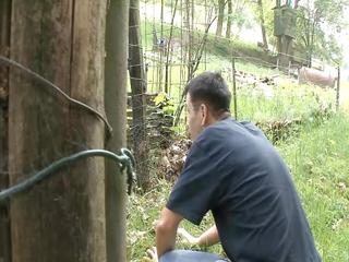 Heiße deutsche Frau genießt es wenn man sie im Freien knallt