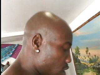 Schwarze Schlampe wird von einem riesigen schwarzen Schwanz gefickt