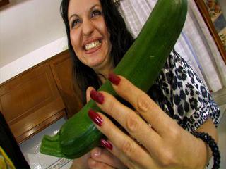 Dicke reife Frau stopft sich alle Löcher und Arsch gleichzeitig