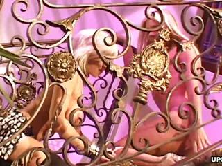 Heisse blonde Lesben lecken sich auf dem Sofa