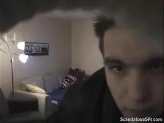 Heiße und geile Freundin genießen den Sex mit einem Kerl aus der Nacht