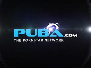 Hübsche Lola spielt mit ihrer engen Muschi im Bett