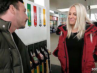 Deutsche Teenfrau lässt sich von einem Fremden im Hotelzimmer ficken