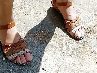 Nacktes Fräulein mit geilen füßen zeigt ihre füße