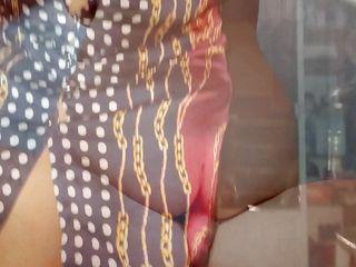 Die geschiedene Frau vom hauseigen jungen Kerl gefickt während ihr Mann unterwegs ist